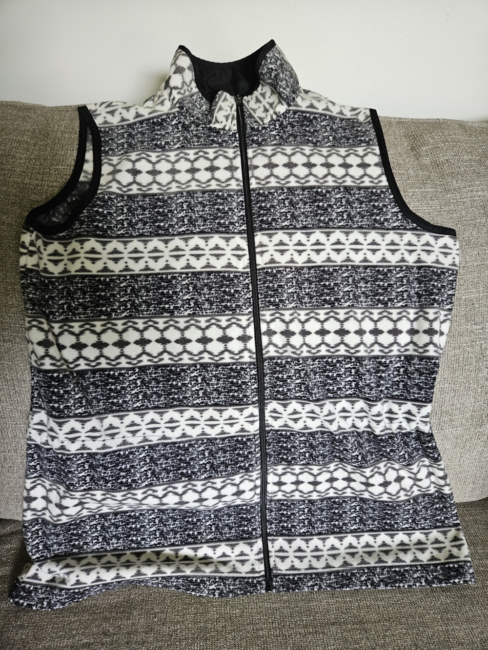 Lee Women’s Black and White Patterned Fleece Vest